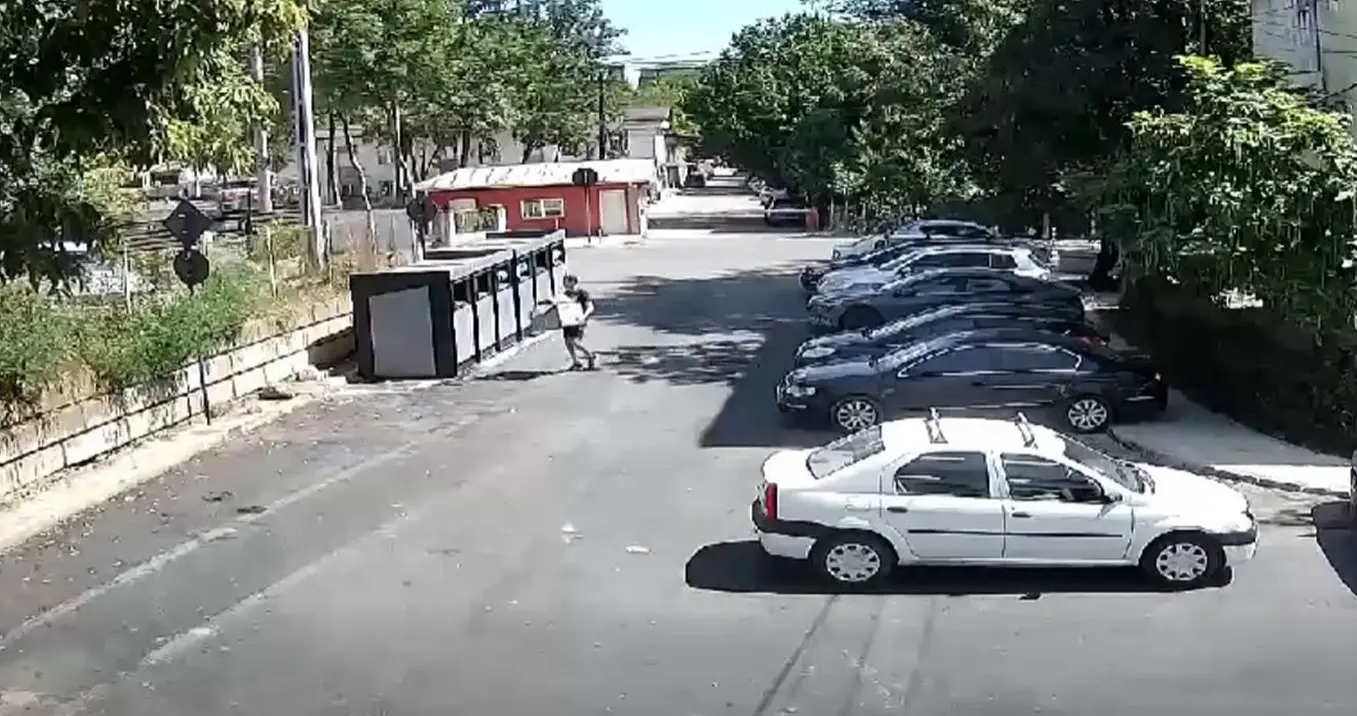 Deșeuri abandonate lângă containere, la Iași. Salubris trage un semnal de alarmă