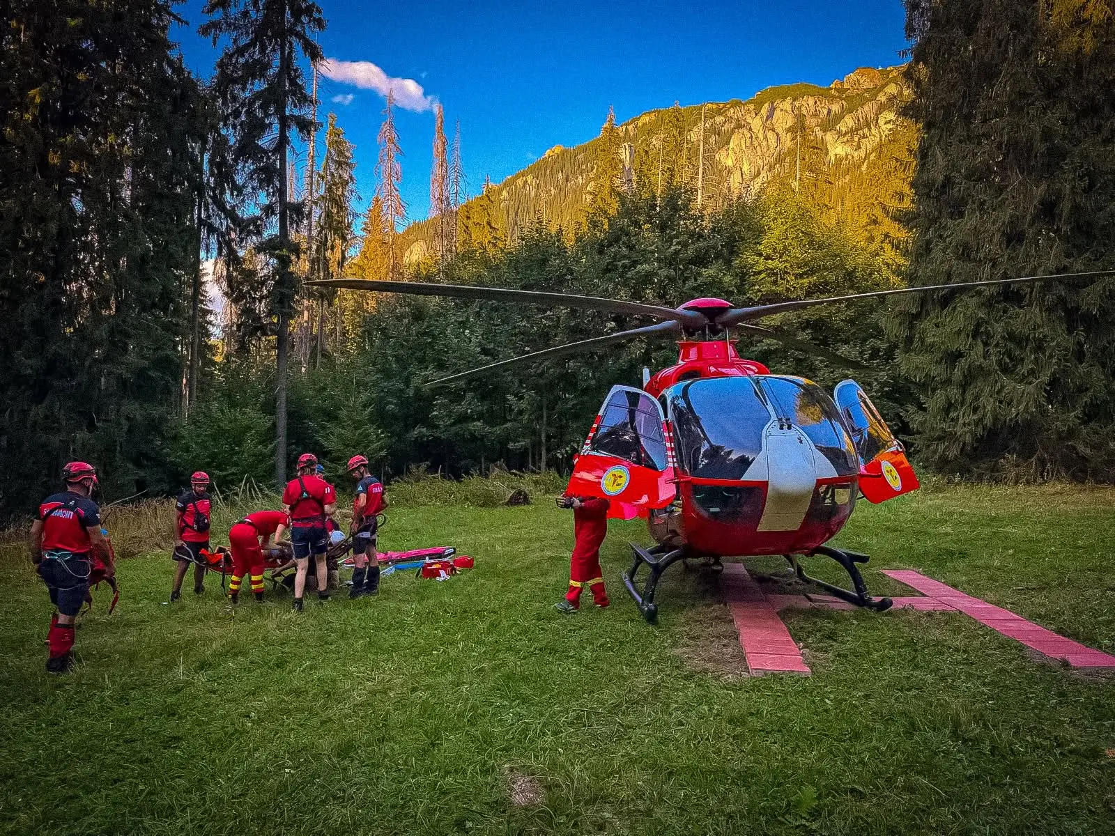 VIDEO. Intervenție spectaculoasă în Ceahlău. Un turist căzut 30 de metri a fost salvat cu elicopterul SMURD Iași