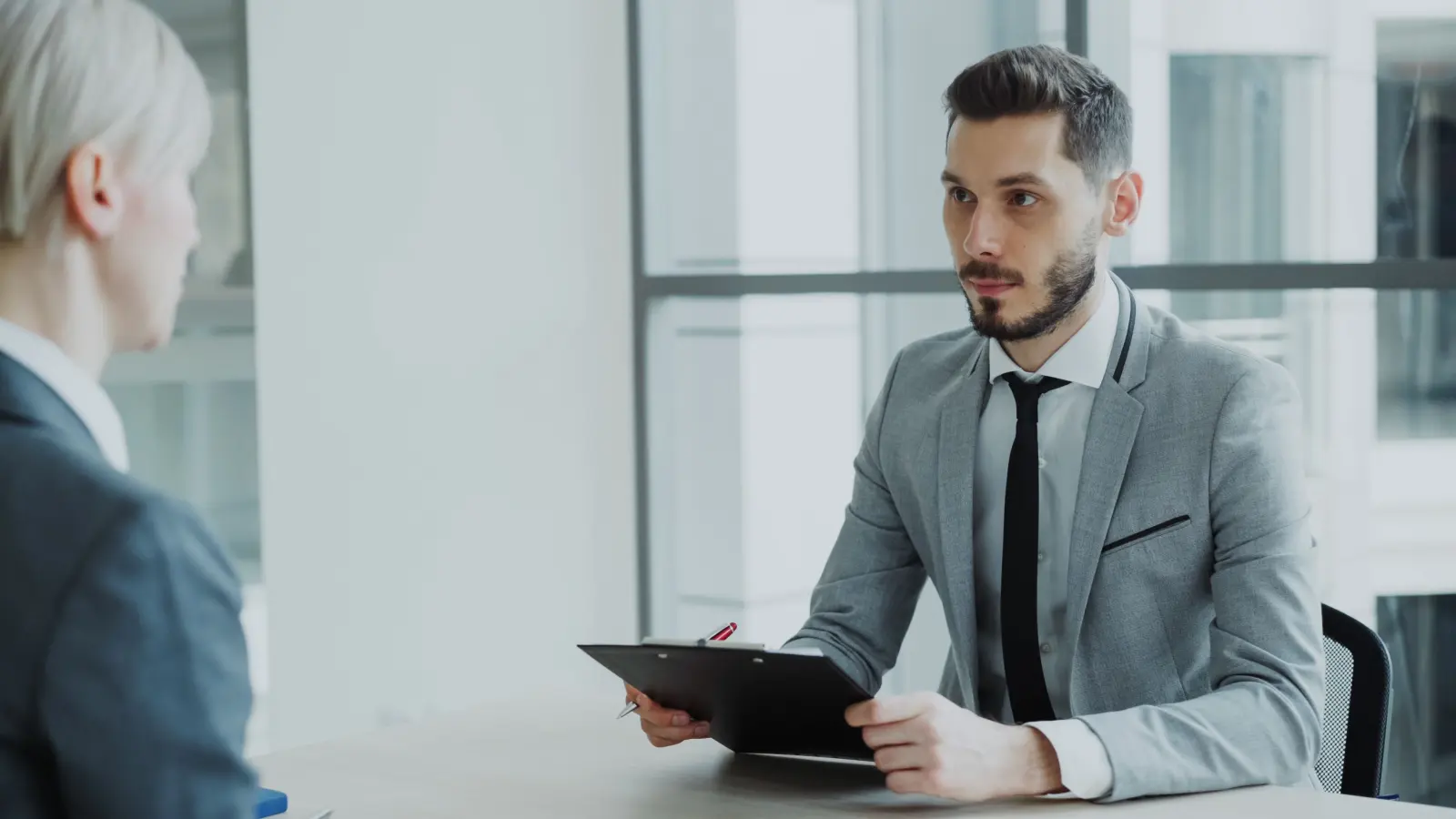 Aproape 1.000 de locuri de muncă pentru ieșenii cu studii medii. Unde se fac angajări