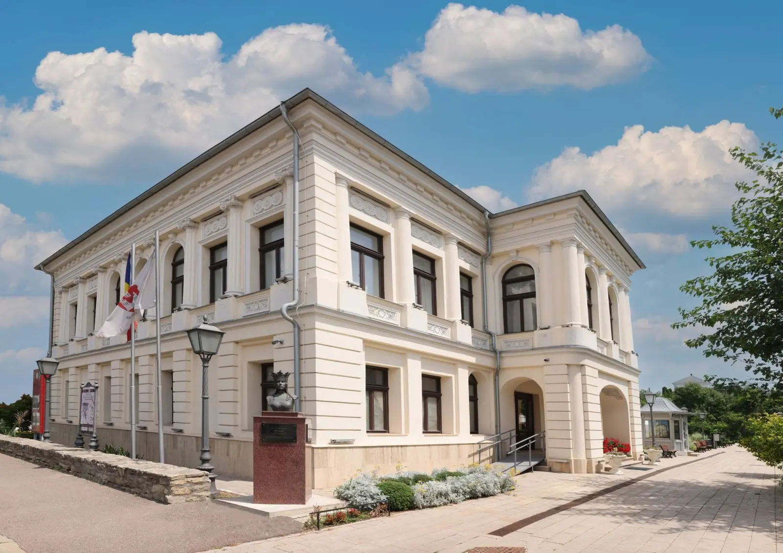 Cultură și artă la început de toamnă. Expoziții, lansări de carte și întâlniri cu artiști la Iași
