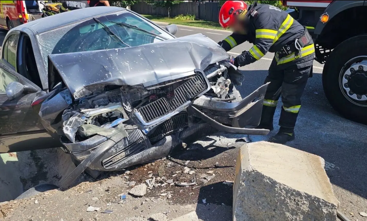 Accident în județul Iași. O mașină a intrat într-un cap de pod, două persoane au fost rănite