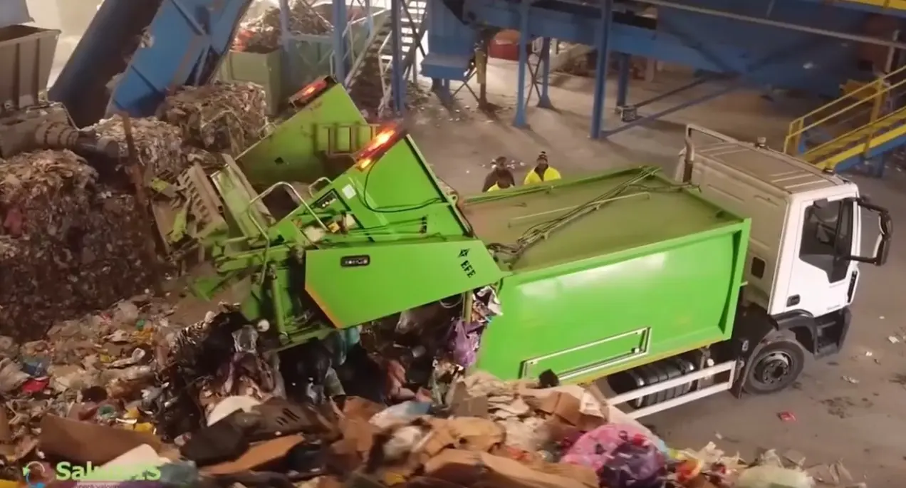 Iașul produce un munte de deșeuri în fiecare zi. Câte tone sunt colectate în 24 de ore
