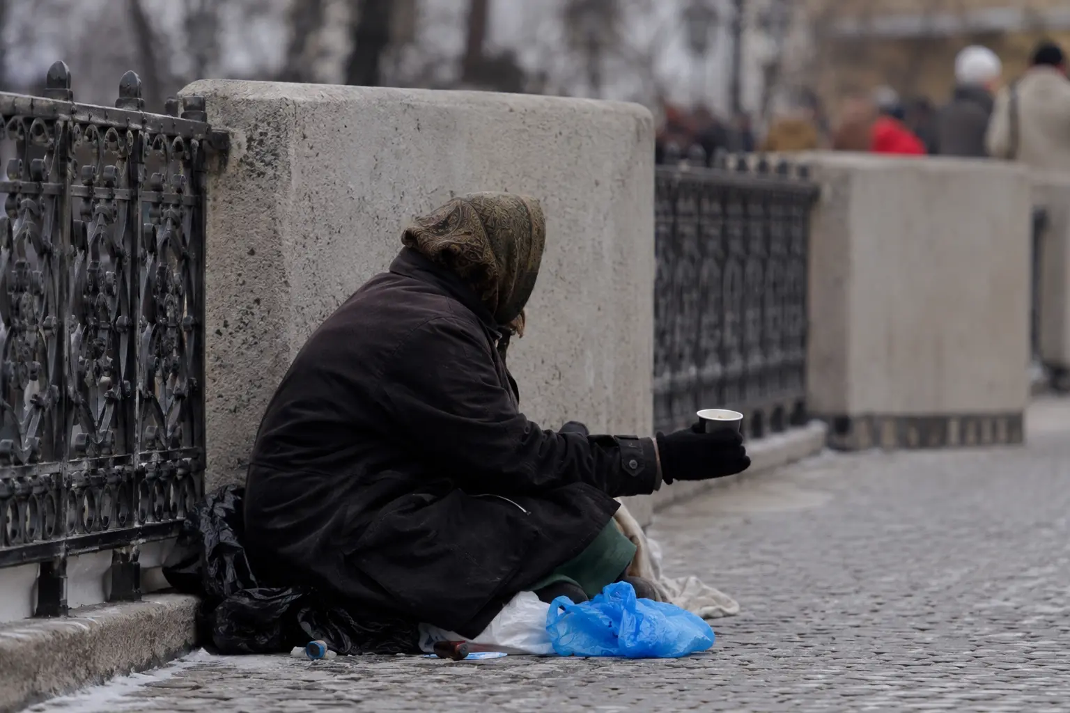 Iașul, magnet pentru cerșetori. Poliția Locală: „Nu este zi să nu ne ocupăm de acest fenomen”