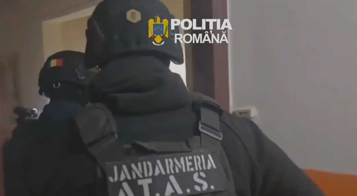 Percheziții la Iași într-un dosar de înșelăciune. Angajații unor magazine erau păcăliți prin telefon să transfere bani