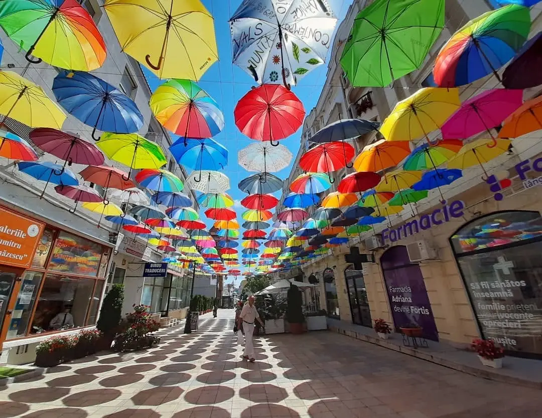 Strada Lăpușneanu își recapătă „cerul” colorat. Peste 200 de umbrele au fost deja montate pentru una dintre atracțiile Iașului