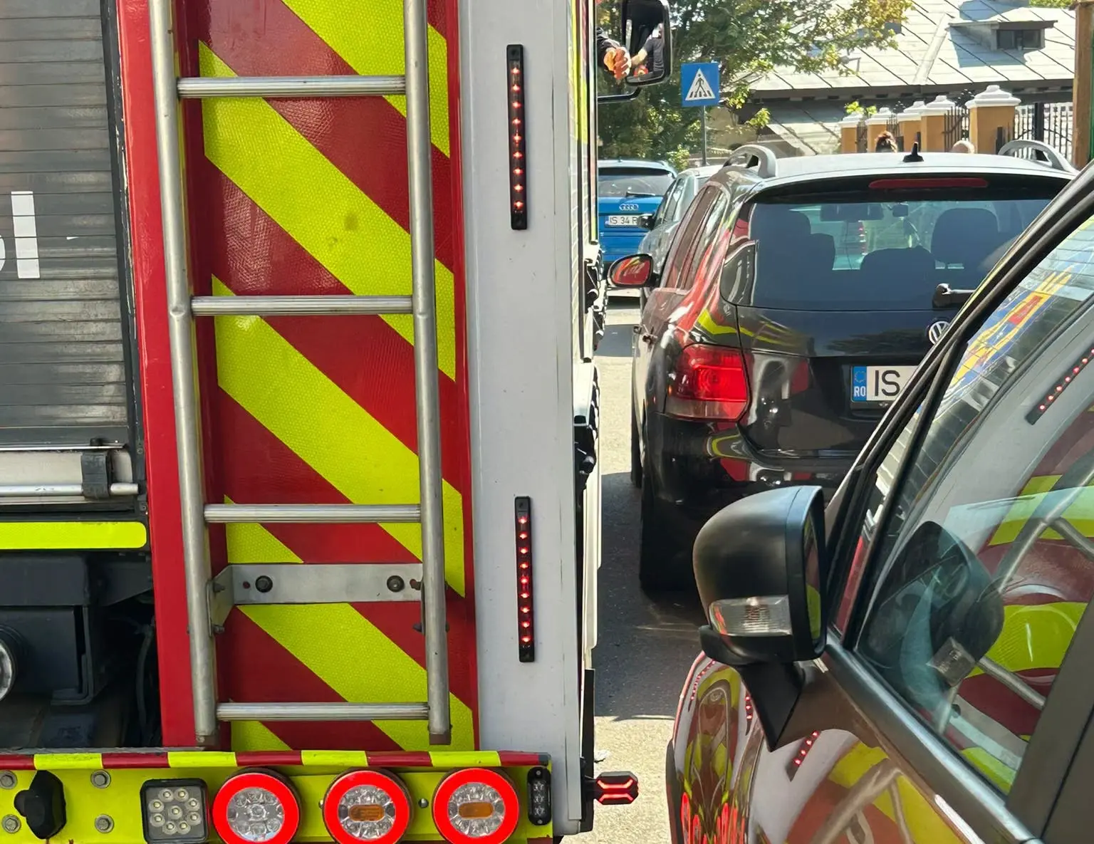 Avertisment pentru șoferii din Iași: o mașină parcată greșit poate bloca pompierii și ambulanțele. „Fiecare secundă contează!”