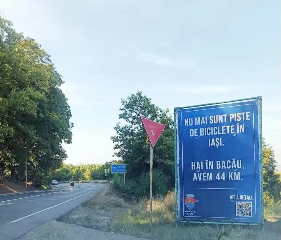 Bacăul „ademenește” ieșenii cu bannere puse chiar la intrarea în Iași