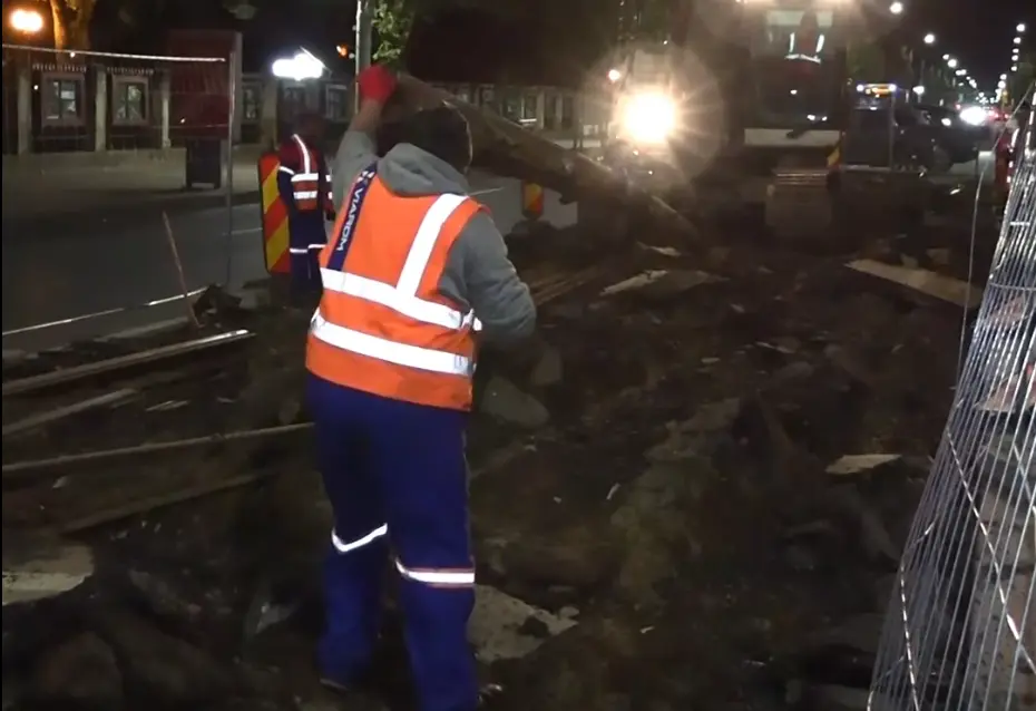 Se lucrează și noaptea la linia de tramvai din Copou. Șinele vechi sunt scoase pentru a grăbi modernizarea traseului