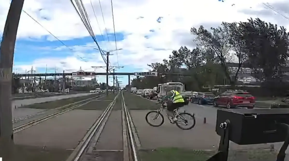 VIDEO. La un pas de tragedie la Iași! Un biciclist a ajuns în fața tramvaiului după ce a virat printr-un loc interzis