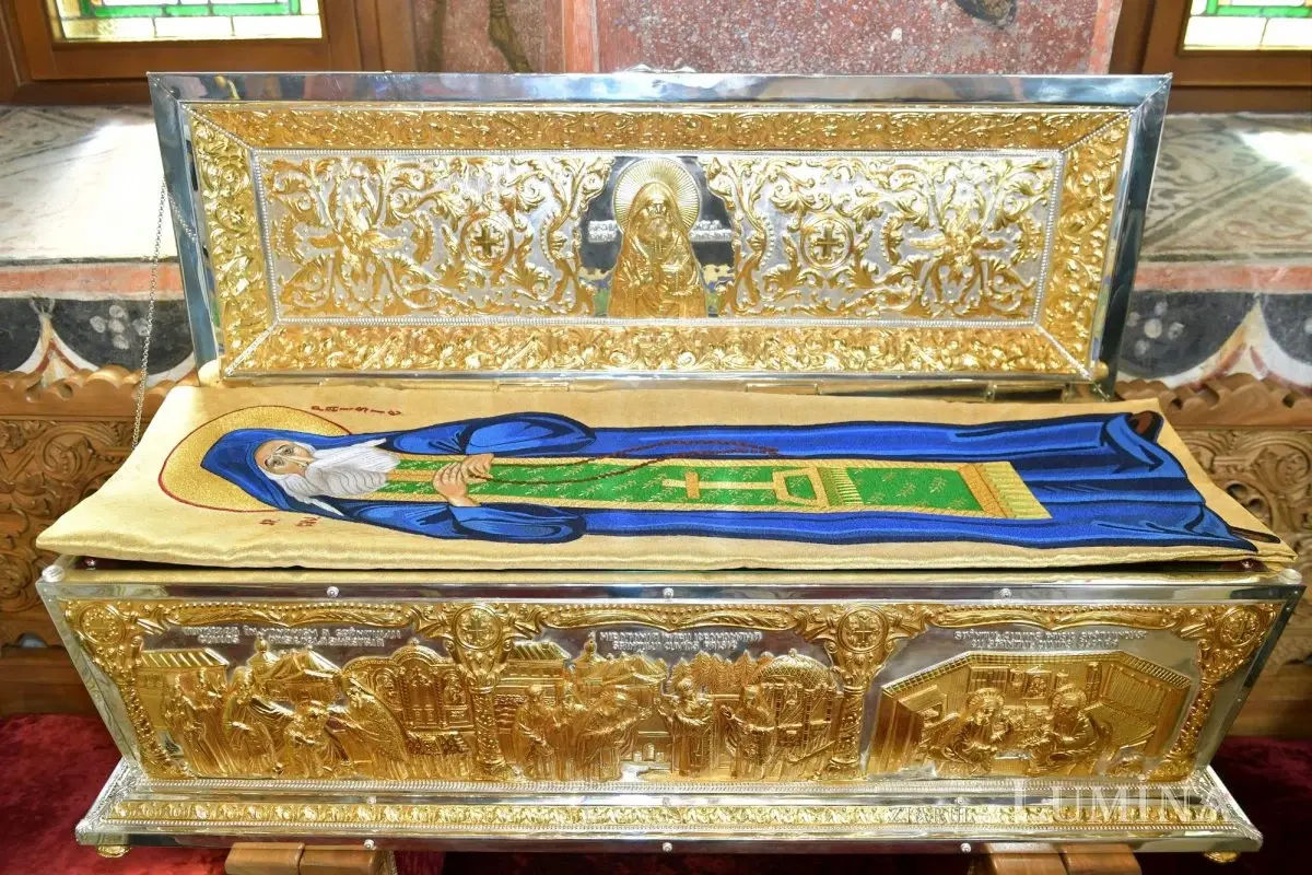 Moaștele Sfântului Paisie de la Sihăstria, aduse la Iași de Hramul Sfintei Parascheva. Vor sta lângă racla Cuvioasei