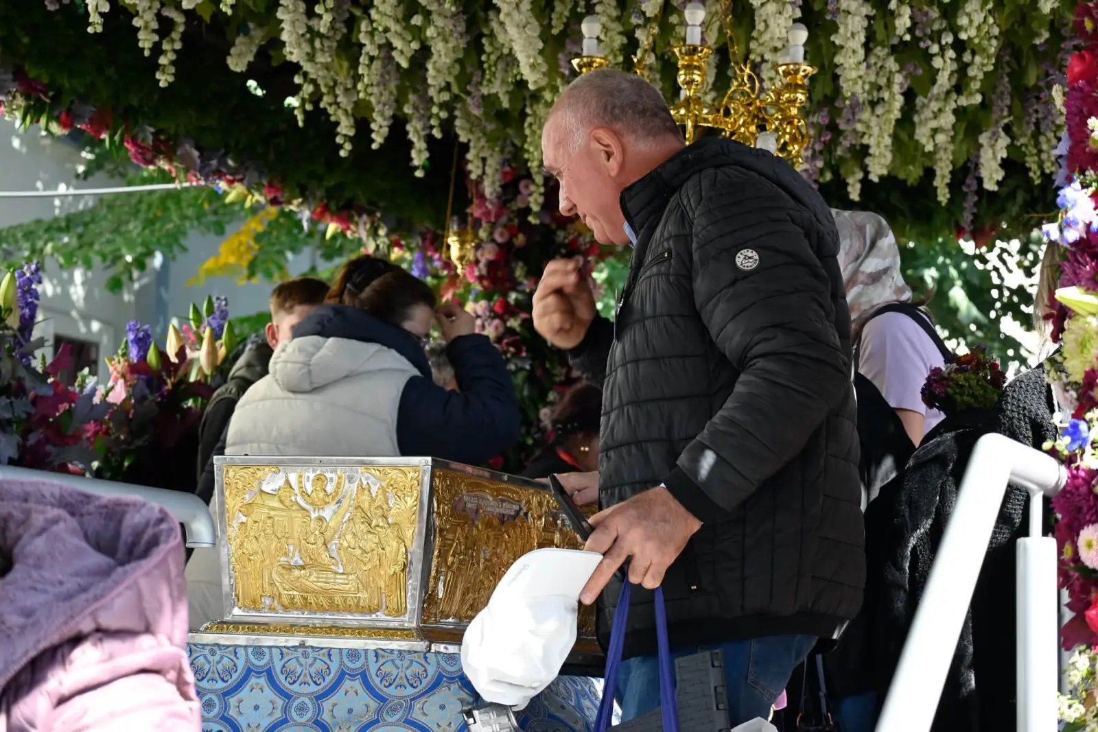 Pelerinaj la Iași. Ploaia nu-i oprește pe credincioși să ajungă la racla Sfintei Parascheva