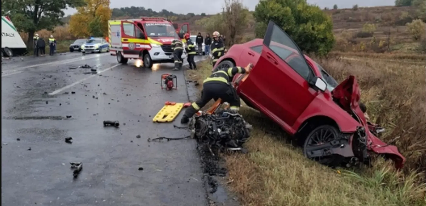 Accident între un TIR și un autoturism, în județul Iași. O persoană a fost transportată de urgență la spital