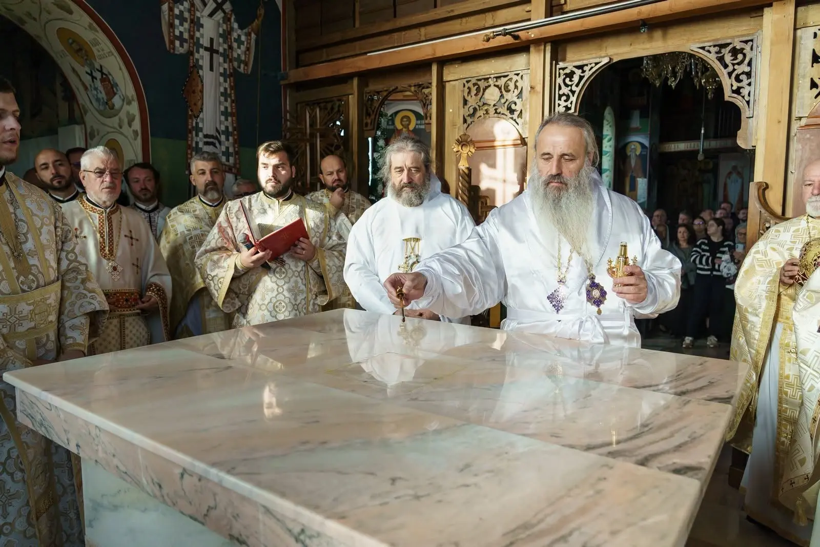 FOTO. Biserica de pe Colina Galata din Iași a fost sfințită după 26 de ani de la punerea pietrei de temelie