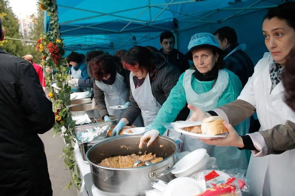 60.000 de sarmale pentru pelerinii Sfintei Parascheva. Cele mai multe vor fi de post