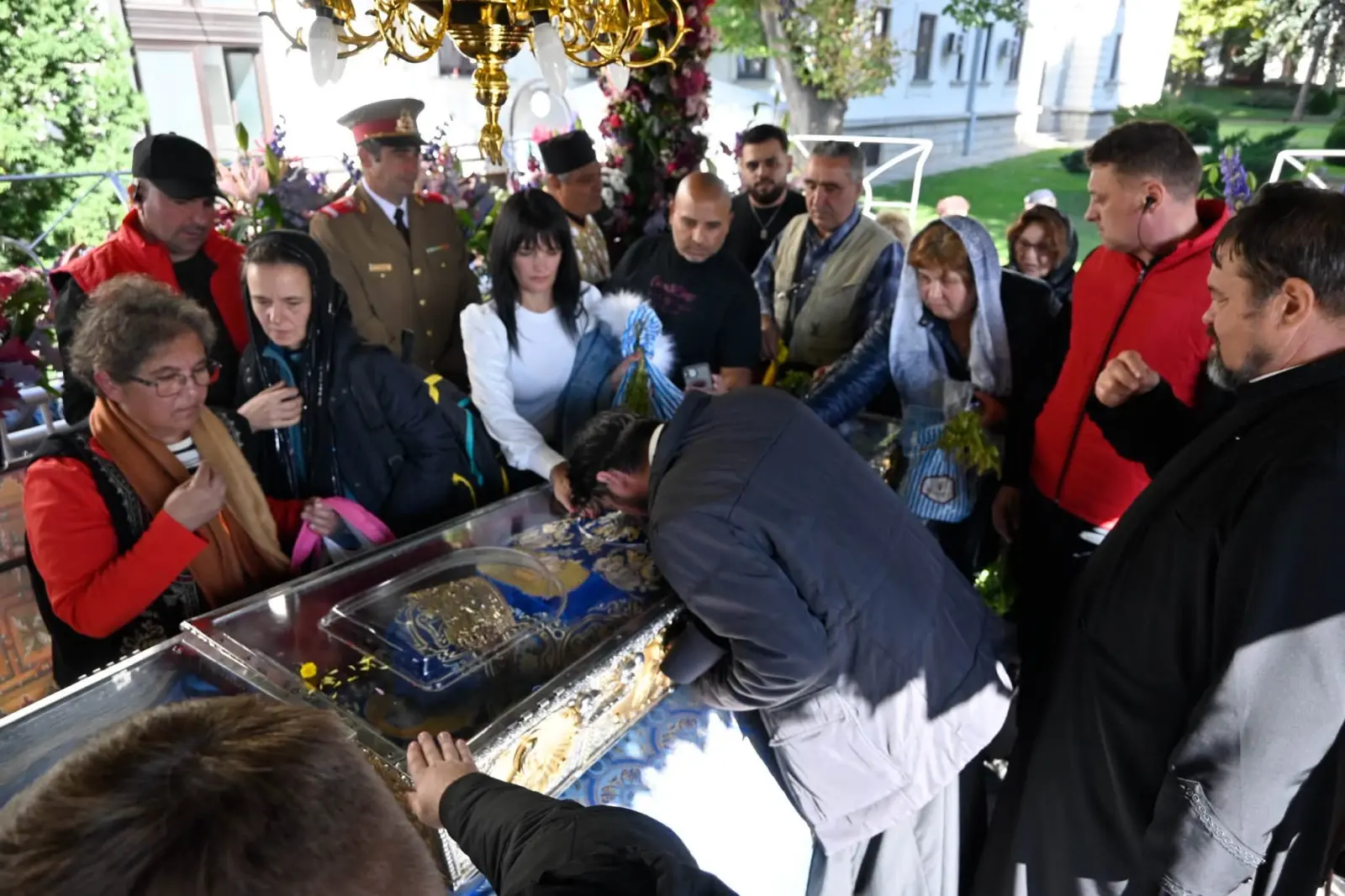 Video. Sfânta Parascheva i-a salvat viața după ce „l-a smuls” din fața trenului. Povestea unui pelerin care a venit să se roage la Ocrotitoarea Moldovei