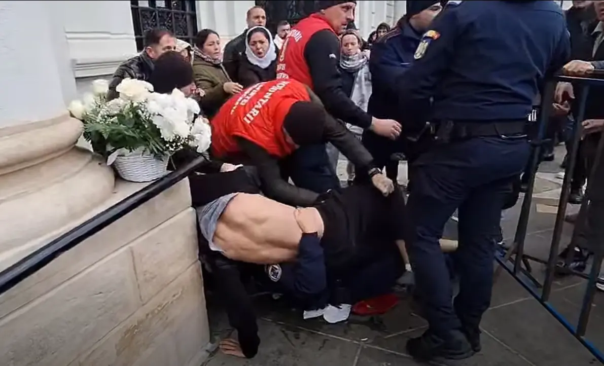 VIDEO. Scene șocante la pelerinajul din Iași. Un bărbat, pus la pământ de jandarmi, chiar în fața Mitropoliei. Au intervenit și voluntarii