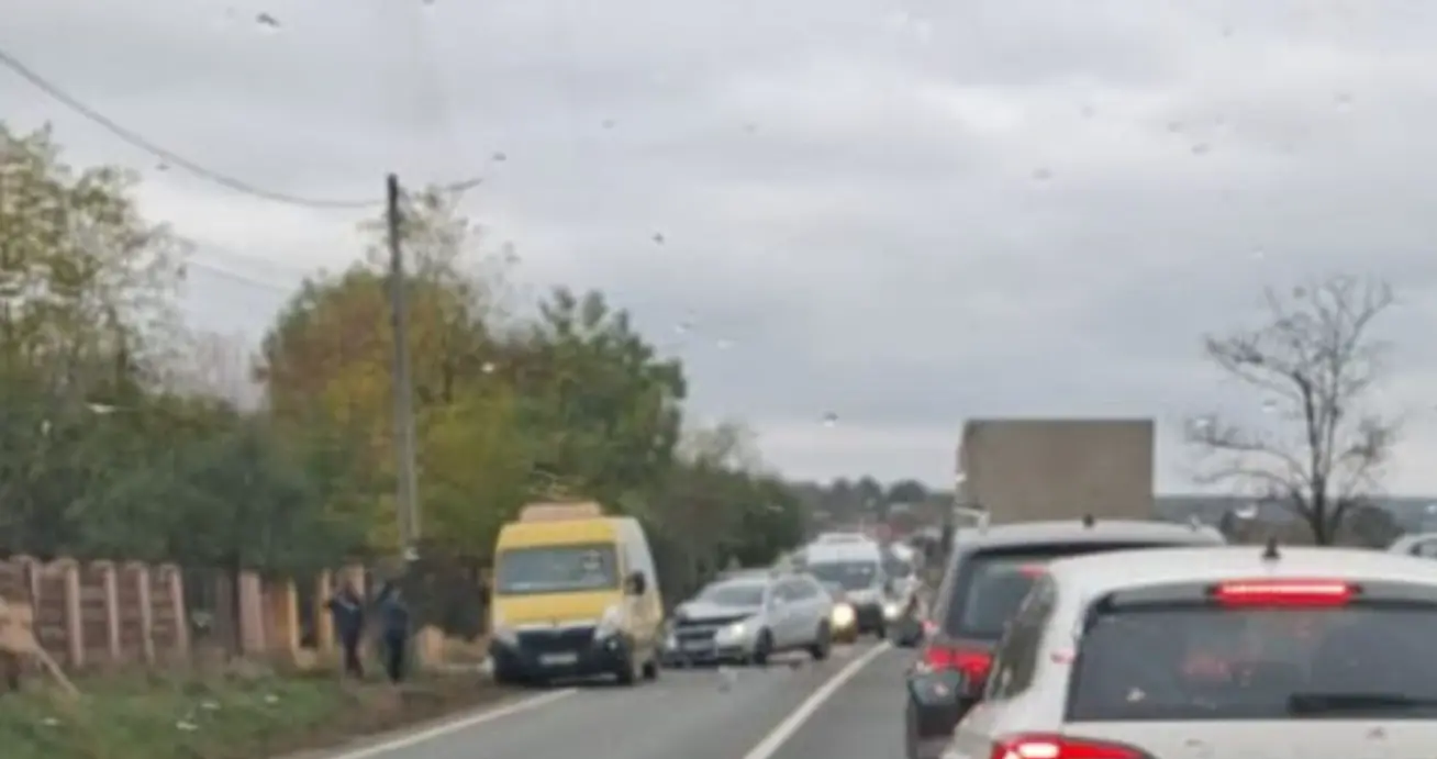 Microbuz școlar cu 14 elevi, implicat într-un accident la Iași